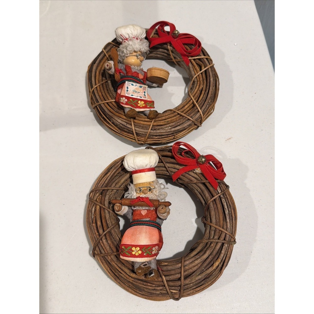 Vtg Set Of 2 Christmas 6.5" Rustic Grapevine Wreaths Santa And Mrs Claus Baking